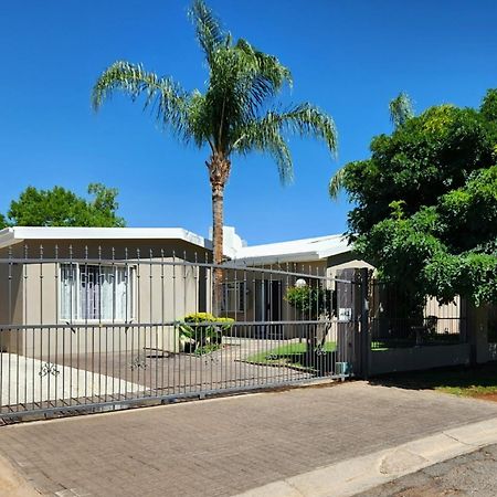 Green Kalahari Guesthouse Апингтон Экстерьер фото